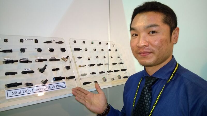I-Yuan Lin von HSP Connector verweist stolz auf seine Mini-DIN-Stecker. (Foto: Franz Graser)