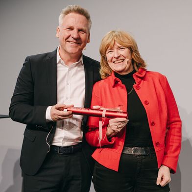 Vertriebschef Ronald Ott übergibt seinen Posten an Sylvia Diederichsmeier.  (Bild: Daimler Truck)