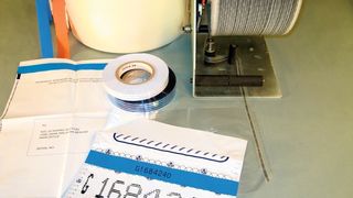 Sicherheitssiegelbänder lassen per Warnhinweis erkennen, ob eine Manipulation an der Verpackung vorgenommen wurde. Bild: Schümann (Archiv: Vogel Business Media)