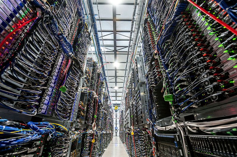 Hier „wohnt“ sie also, die Cloud. Die weltweit 450.000 Servern bieten höchste Sicherheit für die Daten und Infrastruktur der Kunden. (Bild: Xavier POPY / OVHcloud)