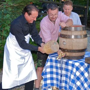 Frederic Braut, EMEA Director Cloud Computing Arrow, eröffnet nach nur drei Schlägen das Wiens Opening mit den Worten „o`zapft is“. (Pielenz-Fotodesign)