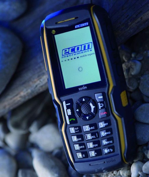 Auch in Ex-Bereichen sicher und zuverlässig mobil kommunizieren mit dem Ex-Handy 07, sei es per Telefongespräch, SMS, MMS oder E-Mail (Bild: Ecom Instruments)