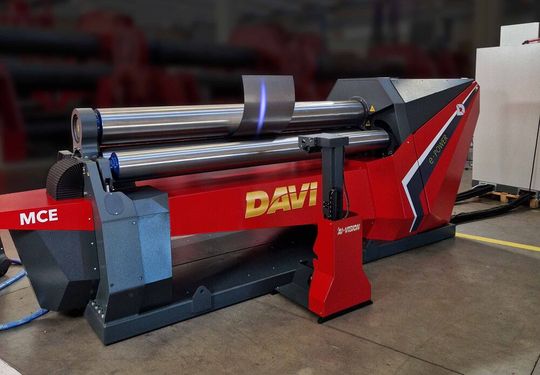 Das Lasermesssystem AI-Vision scannt während des Biegens einen  breiten Bereich der Blechoberfläche und sendet die erfassten Messdaten an die  Maschinensteuerung.(Bild:  Davi Promau)