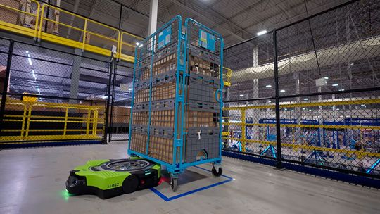 Chaotische Lagerhaltung auf Achse: Ohne Robotik und Cloud-Kontrolle nicht zu schaffen.(Bild:  Amazon)