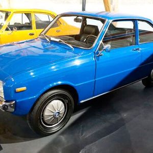 Den R 100, eine kleines 2+2-sitziges Coupé, baute Mazda von 1968 bis 1973. Er ist die technisch unveränderte Coupé-Version des Mazda 1000/1300 (in Japan „Familia“ genannt). Als Antrieb diente ein Mazda-Wankelmotor Typ 0820 aus dem Mazda 110 S Cosmo der zweiten Serie, der hier aber mit einem Einfachvergaser auf „nur“ 74 kW/100 PS kam. Der R 100 wurde in Japan, den USA und auf einigen europäischen Märkten, nicht aber in Deutschland angeboten. (Bild:  Dominsky/»kfz-betrieb«)