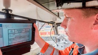 Die neuen Tablets sorgen bei Thyssenkrupp Steel Europe für große Vereinfachung: Die Lokführer müssen bei Schichtwechsel keinen Umweg mehr über den Mannschaftsraum machen, um ihre tagesaktuellen Arbeitsanweisungen einzusehen. (Thyssenkrupp Steel Europe)