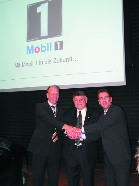 Präsentierten beim Mobil-1-Zukunftstag über 30 Jahre Mobil-1-Erfolg: Michael Wallek, Bill L. Maxwell und Carsten Jescke (v. li.).  (Foto: Dominsky)