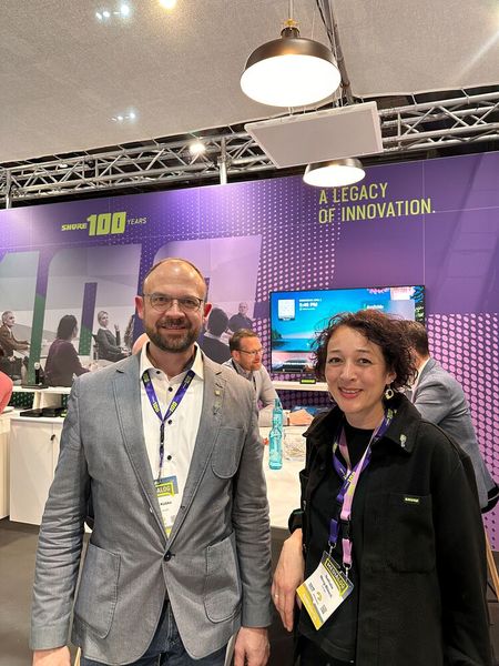 Christian Köbke und Nathalie Meng-Blösch (SHURE) sind begeistert, das so viele Teilnehmer zur Medialog kommen. (Bild: Vogel IT-Medien GmbH)
