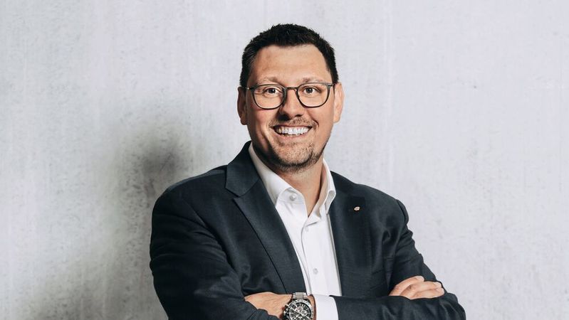 Kai Pieronczyk ist Geschäftsführer und Group CFO der Schwäbische Werkzeugmaschinen GmbH. Die Schwäbische Werkzeugmaschinen GmbH (SW) hat ihren Firmensitz in Schramberg-Waldmössingen, Deutschland. Das Unternehmen wurde 1995 ausgegründet und hat sich auf die Entwicklung und Herstellung hochpräziser CNC-Bearbeitungszentren spezialisiert, insbesondere im Bereich der Mehrspindel-Technologie. Diese Maschinen finden Anwendung in verschiedenen Industriezweigen, darunter die Automobilbranche, der Bau und die Medizintechnik.(Bild:  Schwäbische Werkzeugmaschinen GmbH)