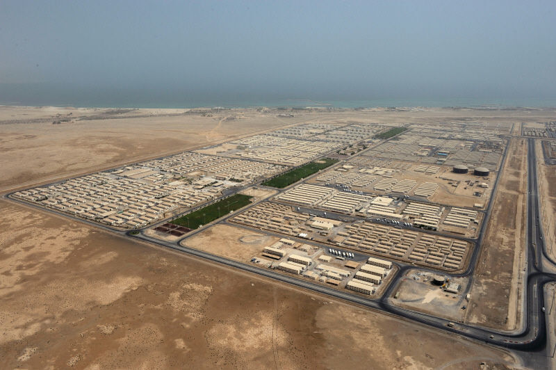 Out in the desert – Pearl GTL is located in Ras Laffan, a vast industrial zone on Qatar’s coast 90 km north of Doha.  (Picture: Shell)
