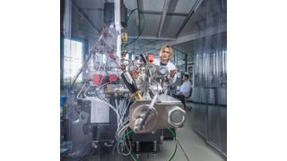 Die Nano-SIMS ist ein Sekundärionen-Massenspektrometer mit einer räumlichen Auflösung von bis zu 50 Nanometern und das Herzstück des am 6. Mai eingeweihten Sächsischen Zentrums zur Visualisierung biochemischer Prozesse auf zellulärer Ebene. Die hohe Auflösung und ihre Massenempfindlichkeit ermöglichen es, Elemente und Isotope an den Oberflächen von Zellen sowie die chemische Veränderungen darin zu untersuchen. (Bild: André Künzelmann, UFZ)