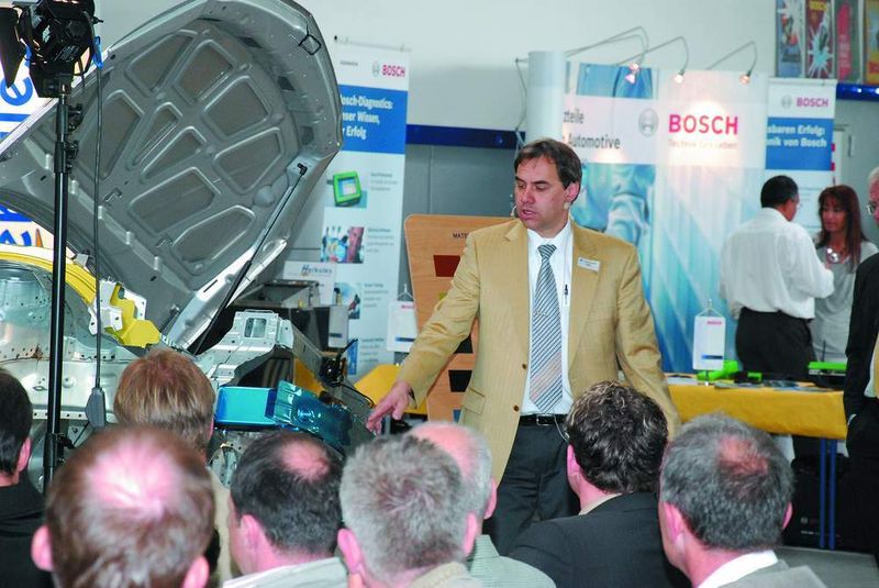 Jürgen Peitz, Opel, brachte eine Insignia-Karosse mit, um auf die Besonderheiten der Reparatur hinzuweisen. (Archiv: Vogel Business Media)