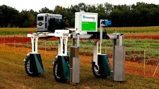 Die Fraunhofer-Gesellschaft präsentiert Neuheiten für das Smart Farming der Zukunft – darunter unser Highlight: der Feldroboter DeBiFiX. Dieses innovative Gerät ermöglicht Landwirten präzise Biomasse-bestimmungen direkt auf dem Feld. (Bild: Katja Hofacker, Kompetenzzentrum für Digitale Agrarwirtschaft – KoDA)