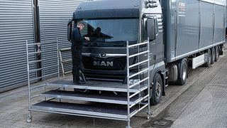 Die Krause-Frontarbeitsbühne besteht aus drei großen Belagbühnen mit je 3 Metern × 0,60 Metern Fläche, die in unterschiedlichen Höhen in vertikale Rahmen eingehängt werden. Spindelgewinde sorgen für den Ausgleich von Bodenunebenheiten. (Bild: Krause)