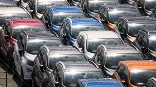 Die hohen Rohstoffpreise werden die Preise für Neuwagen weiter steigen lassen, prognostiziert der ZDK. (Bild: frei lizenziert)