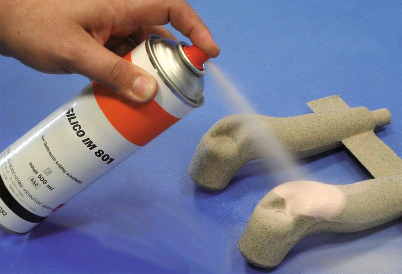 Diese Imprägnierschlichte auf hochfeuerfester Zirkonbasis aus der Dose dient zur punktuellen Vorbehandlung von Kernen und Formen. Bild: ASK Chemicals (Archiv: Vogel Business Media)