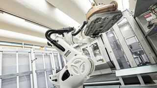 Umgeben von einem Palettenpool greift sich der Schwerlastroboter einzelne Spannpaletten mit Bauteilen, führt sie in das angeschlossene Fräs-Dreh-Bearbeitungszentrum und holt die fertigen Teile wieder heraus. (Bild: Kuka)