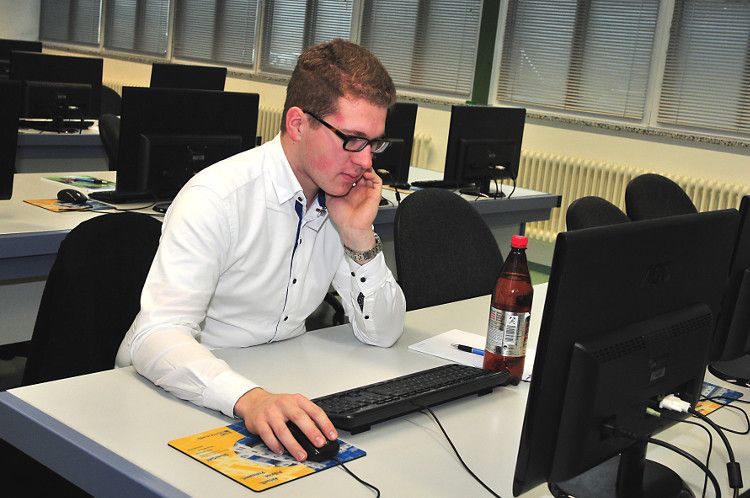 Für die Vorbereitung ihrer Präsentation hatten die Teilnehmer eine Stunde Zeit. Hier arbeitet der Bayer Andre Huber an der Aufgabe. (Foto: Schmidt)