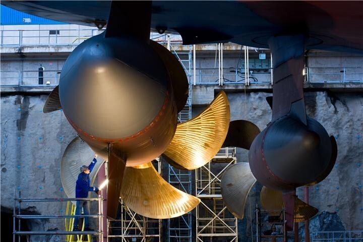 Operating a ship of this size in busy ports and out at sea, where weather conditions are not always favorable, requires a special solution. ABB delivered a tailor-made electrical propulsion system, comprising three 20-megawatt (MW) Azipod propulsion units, to provide the additional reliability and manoeuvrability required. (Quelle: ABB)