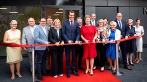 Bei der feierlichen Eröffnung zerschnitten u. a. (v. l.) Essens Oberbürgermeister Thomas Kufen, Bundesgesundheitsministerin Nina Warken, NRWs Ministerpräsident Hendrik Wüst und Ina Brandes, NRWs Ministerin für Kultur und Wissenschaft, das rote Band. (Bild: GE HealthCare)