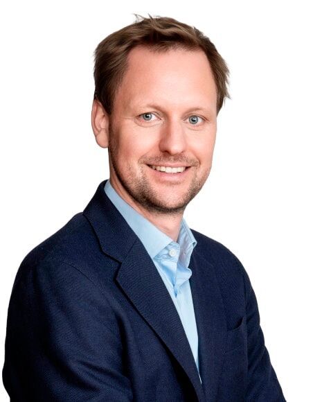 Dr. Jan Goetz ist Quantenphysiker, Co-CEO und Mitbegründer von IQM Quantum Computers. Jan Goetz promovierte an der TU München über supraleitende Quantenschaltungen und arbeitete als Marie-Curie-Stipendiat in Helsinki an der Aalto-Universität, wo er den Titel eines Dozenten innehat. Im Jahr 2018 gründete Dr. Goetz zusammen mit anderen IQM als Spin-off der Aalto-Universität und des VTT Technical Research Center of Finland und hat seitdem über 600 Millionen Dollar Kapital für das Unternehmen aufgebracht.(Bild:  IQM)