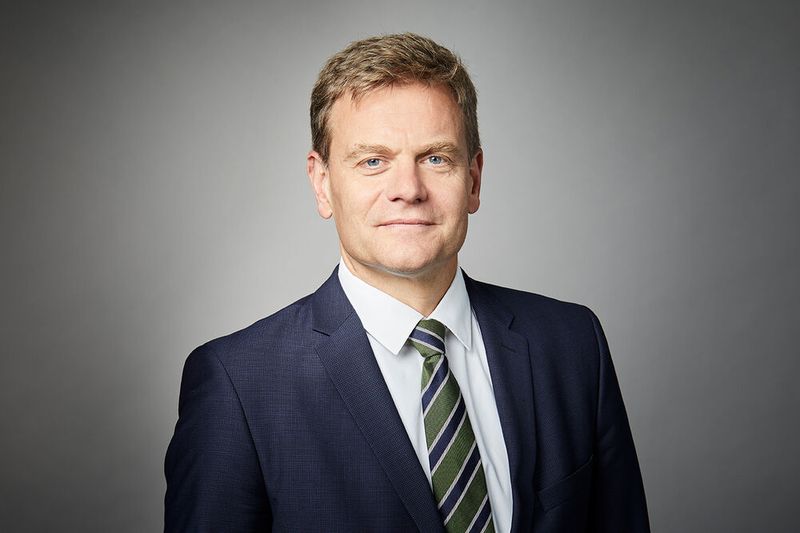 Auf dem Podium: Dr. Martin Keller, Vorsitzender der GL fenaco Genossenschaft. (Bild: schnur.tv / KMU Swiss AG)