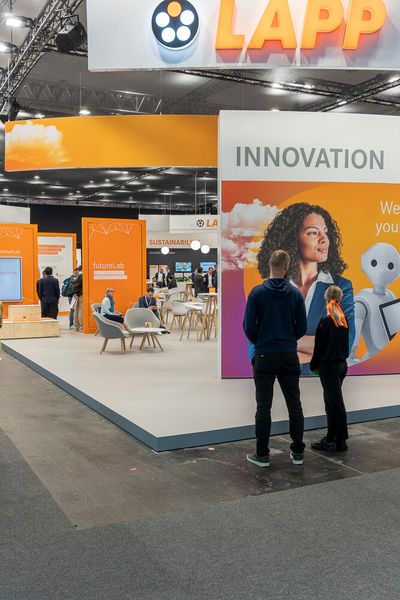 Bei Lapp drehte sich erwartungsgemäß alles um die Kommunikation und so konnte man sich hier zum Beispiel über die neue Ethernet-Leitung Etherline PN Cat.7 FD informieren. Die Power-over-Ethernet-fähige Leitung soll Geschwindigkeiten von bis zu 10 Gbit/s ermöglichen und soll mehr als drei Millionen Biegezyklen in einer Schleppkette aushalten. (Bild: Vogel Communications Group)