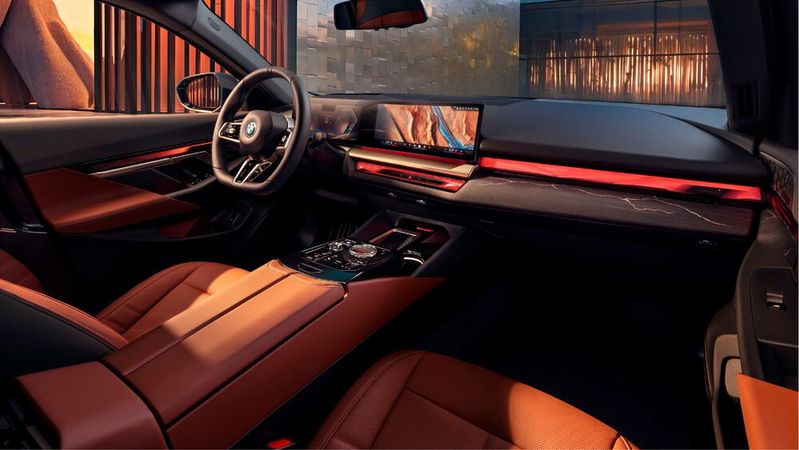 BMW folgt den HMI-Trends auch direkt in den Märkten. In China ist man hier auch in der Forschung und Entwicklung sehr aktiv. Und so werden Produkte wie der neue BMW i5 an den dortigen Bedürfnissen orientiert.  (Bild:  BMW)