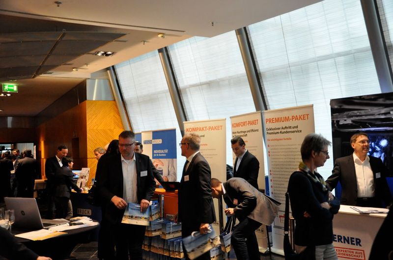 Bereits am Vorabend und während der Verbandstagung präsentierten sich die Partner des Verbandes mit ihren Produkten. (Grimm / »kfz-betrieb«)