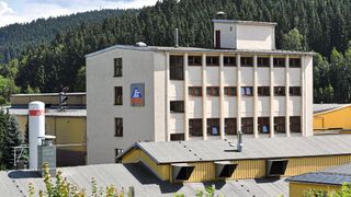 Ein Gebäude der ehemaligen ES-Automobilguss in Schönheide.  (Bild: picture alliance / dpa | Hendrik Schmidt)