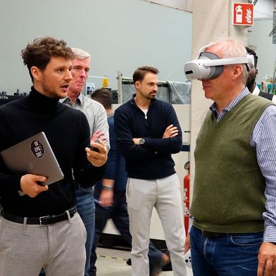 XR-Brille auf, und fertig ist der WAAM-Einrichtungsexperte! Nun, ganz so einfach wird es nicht sein. Aber hier nehmen die Teilnehmer am Abschlusstreffen zum entsprechenden ITEA-Projekt das Forschungsergebnis genau unter die Lupe respektive vor die Augen. (Bild: IAPT)