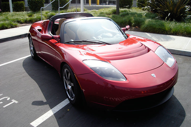 Elektrorenner mit 6831 Laptop-Akkus im Heck: Der Tesla Roadster ging 2008 in Serie. (Tesla Motors)