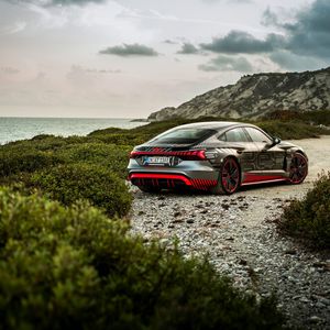 Der flüssigkeitsgekühlte 83,7-kWh-Lithium-Ionen-Akku kann mit bis zu 270 kW geladen werden. (Bild:  Audi)