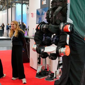 Das Projekt Rise der TU Berlin soll es Querschnittsgelähmten mithilfe eines Exoskeletts ermöglichen, aufstehen und gehen zu können. (Bild:  Sandro Kipar/VCG)