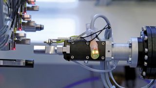 Bild 1: Da keine Druckluft im produktberührenden Bereich verwendet werden durfte, kommt ein elektrischer Parallelgreifer zum Einsatz. (Bild: Gimatic)