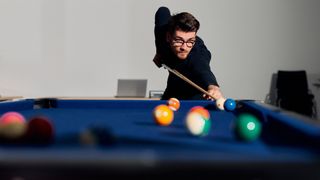 Studierende des praxisinterierten Bachelorstudiengangs Mechatronik/Automatisierung am Campus Gütersloh der HSBI entwickelten im Rahmen eines zweisemestrigen Projekts einen vollautomatisierten Billardtisch, der selbstständig gegen menschliche Spieler antreten kann. (Bild: P. Pollmeier/HSBI)