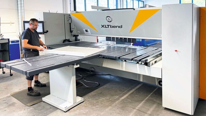 Anders als bei den Gesenkbiegepressen bleibt das Biegeteil beim Schwenkbiegen auf dem Anschlagsystem liegen. (Bild: RAS)