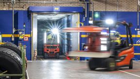 Neben dem sensorbasierten Linde-Assistenzsystem setzt Michelin Tyre PLC auch auf diverse Linde-Lichtlösungen, darunter LED Stripes sowie Red Warning Lines. (Bild: Linde MH)