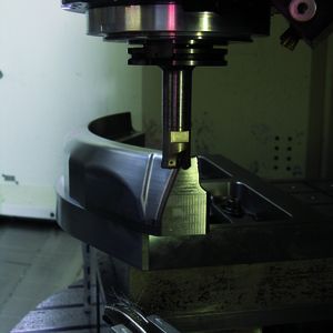 Mit dem Kopierfräser Form-Master-Speed wird die Radiuskontur für das Umformteil Radkasten geschruppt.