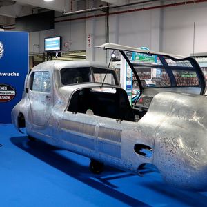 Ein Teil der Sonderschau zur Nachwuchsgewinnung: Rohkarosserie im Stil der Zwanzigerjahre. Sie ist für das Fahrgestell eines 1930er Delage D8 vorgesehen, der aktuell bei Ulrich Weinberg in Zetel bei Wilhelmshaven restauriert wird.(Bild:  Diehl – VCG)