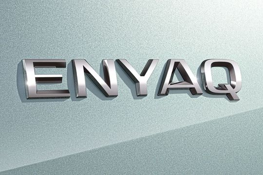 Ein erstes Detailfoto gibt einen ersten Ausblick auf das Design des Skoda Enyaq. Es zeigt den Schriftzug am Heck des SUV.(Bild:  Skoda)