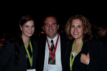 Harald Rola von Cisco umrahmt von zwei Teilnehmerinnen des Symposiums. (Archiv: Vogel Business Media)