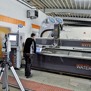 Bild 2: Das Vermessen der Wasserstrahl-Schneidanlagen führen die Techniker nun doppelt so schnell durch wie bisher.