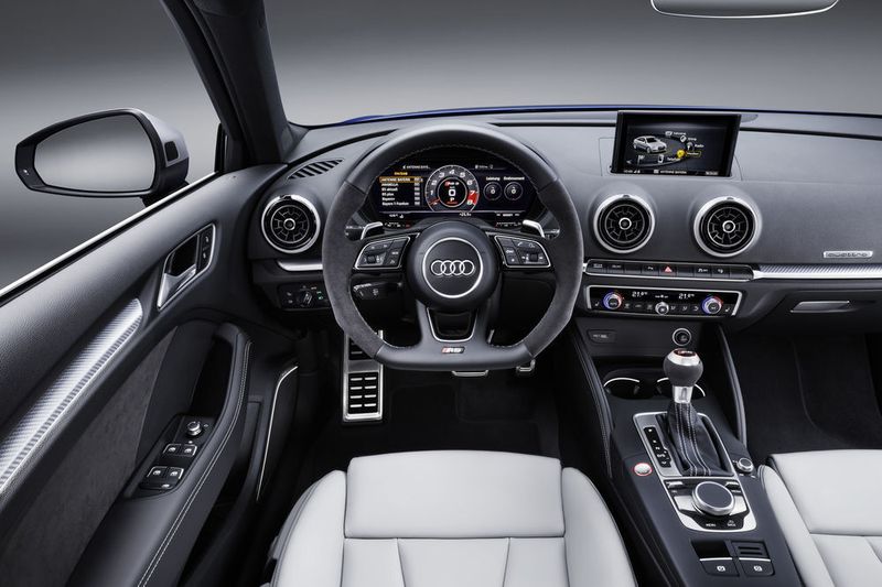 Das mittig positionierte Fahrerinformationssystem integriert Ladedruckanzeige, Ölthermometer und Laptimer. (Audi)