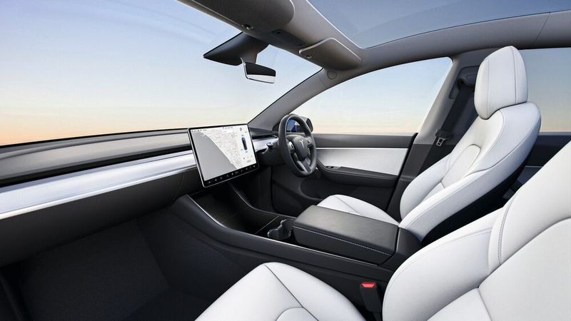 Fahrer und Beifahrer haben viel Platz im Auto. Die Fond-Passagiere übrigens auch. (Bild: Tesla)