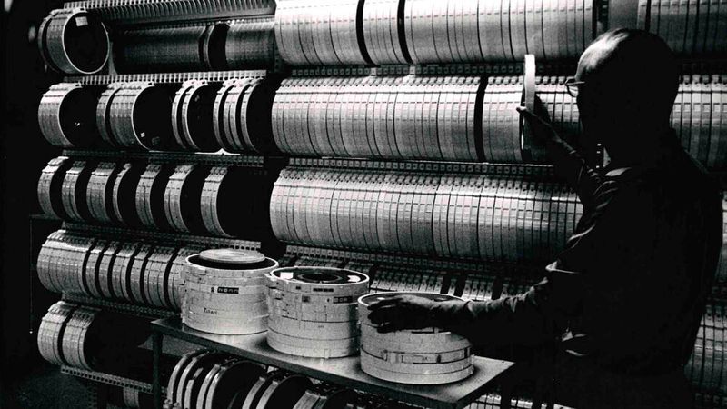 In den 60er- und 70er-Jahren nutzte das KBA sogenannte Rotationsgeräte, die jeweils aus 150 im Kreis angeordneten Metallplatten bestanden, auf denen wiederum jeweils ca. 200 kunststoff- oder papierbeschichtete Holzstreifen steckten. Auf den Streifen standen die registrierten Sünder mit Registernummer, Geburtsnamen usw. Jedes dieser Rotationsgeräte umfasste rund 30.000 Verkehrssünder. (Bild: KBA)