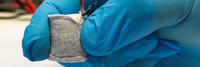 Der Prototyp der Brennstoffzelle ist in ein Vlies eingepackt und etwas grösser als ein Daumennagel.(Bild:  Fussenegger Lab / ETH Zürich)