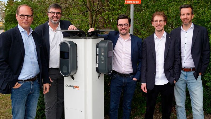 Bündelung des Know-how: Dr. Albrecht Kindler, GF und CFO, Cubos, Klaus Holzhauser ChargeOne, Oskar Klaes, CCO, Cubos, Maximilian Wille, Chief of Staff, Cubos, Philipp Breuer ChargeOne (vlnr.) (Bild:  Cubos)