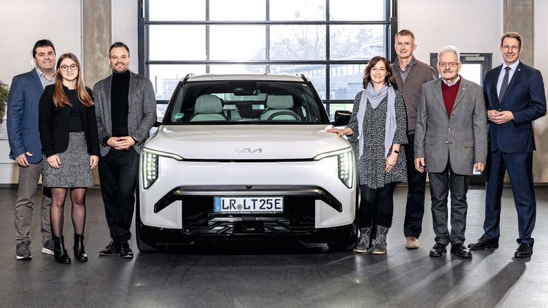 Petro und Annina Frascoia (Autohaus Frascoia), Martin Stier (Kia), Melanie Timm (Gewinnerin), Harald Timm (Ehemann), Hubert Meyer (Innung Pforzheim), Jürgen Hasler (ZDK) bei der Gewinnübergabe des Kia EV3.(Bild:  ZDK)