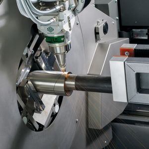 Gerade auch bei Sichtschweißverbindungen spielt das 3D-Schneiden eine Schlüsselrolle. Die einzelnen Teile passen im wahrsten Sinne des Wortes lückenlos zusammen, was letztlich auch der Qualität der Büromöbel zugute kommt.